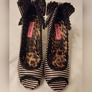 Betsey Johnson Cammie Striped Heels with Leopard Insole Size 7.5